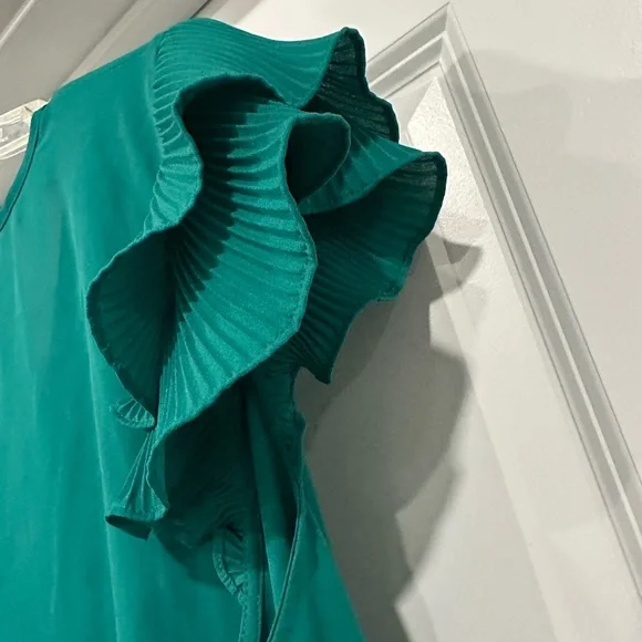 Elegant Green Ruffle Sleeve Blouse - Picture 3 of 6